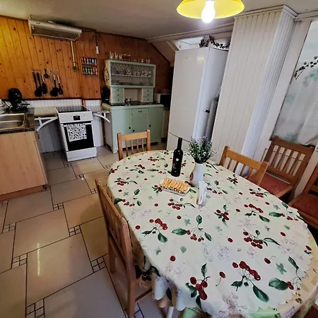 Csaladi Vendeghaz Apartment *